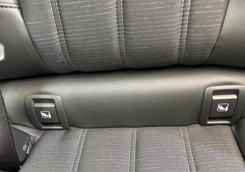 Détail de la banquette arrière gris foncé du Renault Austral 2025 avec commandes Isofix visibles sur les côtés.