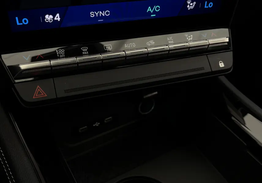 Gros plan sur la console centrale du Renault Austral 2025, montrant les commandes tactiles de climatisation et ports USB.