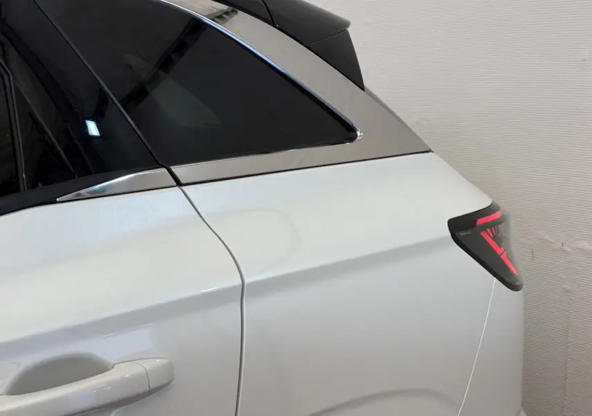 Détail de l'arrière droit blanc du Renault Austral 2025 avec feu LED distinctif et vitre teintée.