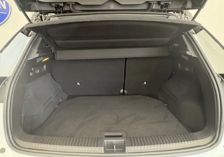 Coffre ouvert vu de l'arrière du Renault Austral blanc 2025, montrant un espace de chargement propre et spacieux.