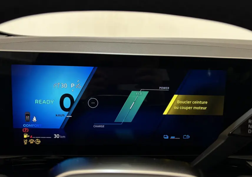 Combiné d'instruments numérique de Renault Austral 2025 affichant vitesse, mode Eco et avertissement ceinture.