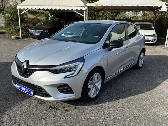 Renault Clio V TCE 90 Zen gris platine vue 3/4 avant droit, avec jantes alliage et calandre noire distinctive.