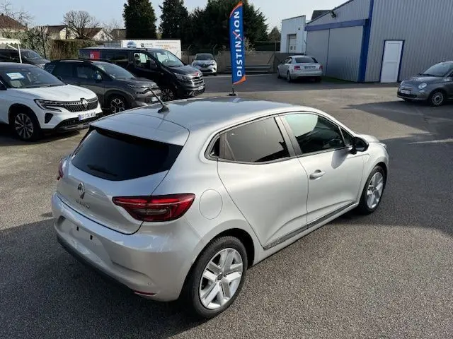 Renault Clio V TCe 90 Zen gris platine vue 3/4 arrière droit, vitres teintées et jantes alliage visibles.