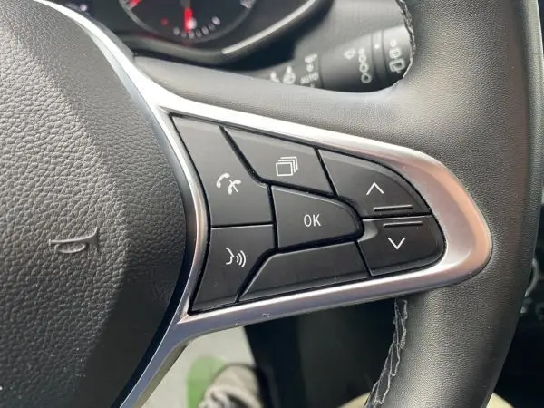 Gros plan sur les commandes multifonctions à droite du volant de la Renault Clio V gris platine, version TCE 90 Zen.