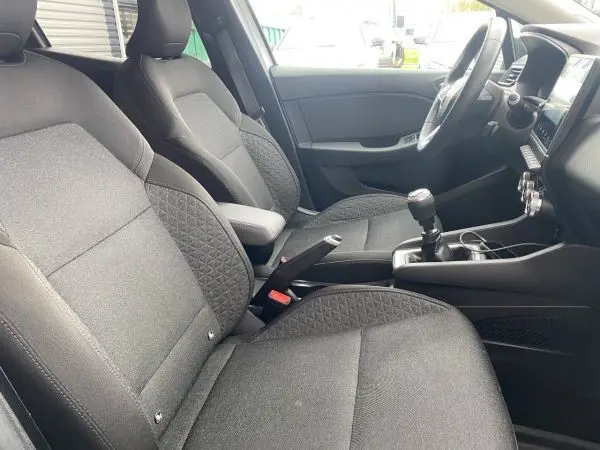 Intérieur de la Renault Clio V TCE 90 Zen 2021, vue côté droit sur les sièges gris et la boîte manuelle.