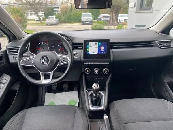 Vue intérieure avant de la Renault Clio V TCE 90 Zen 2021, tableau de bord moderne avec écran tactile et boîte manuelle.