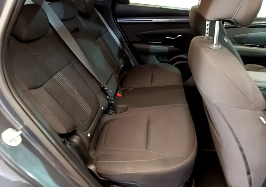 Vue intérieure côté gauche des sièges arrière noirs du Hyundai Tucson 1.6 Hybrid 230 Creative gris foncé de 2022.