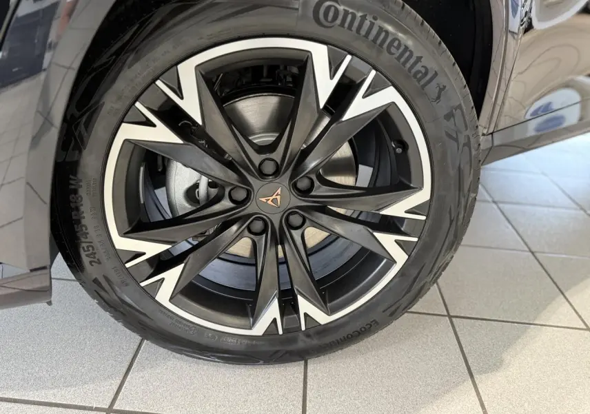 Gros plan sur la jante alliage 18'' noire et argentée avec logo CUPRA, montée sur pneu Continental du CUPRA Formentor noir Night.