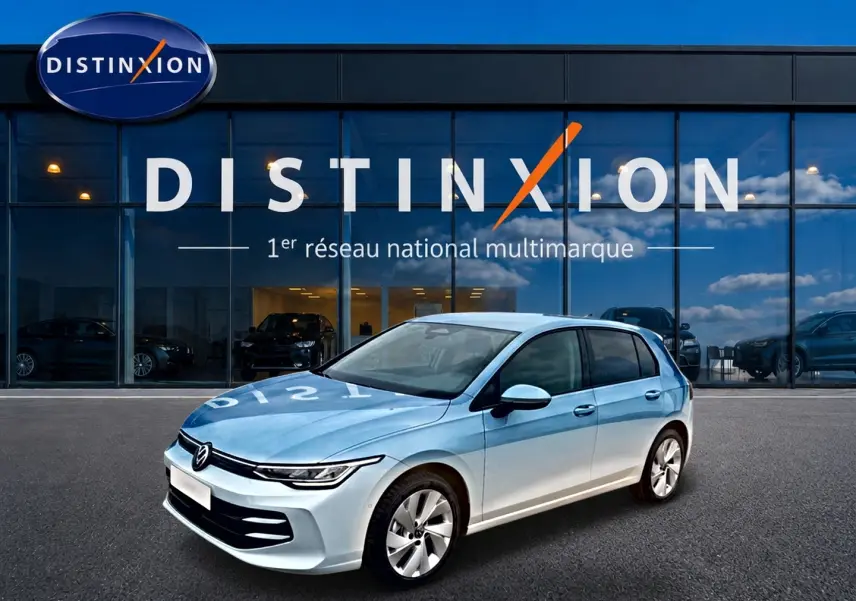 Volkswagen Golf 1.5 etsi evo2 bleu glacier vue 3/4 avant avec jantes alu 17 pouces devant showroom Distinxion.