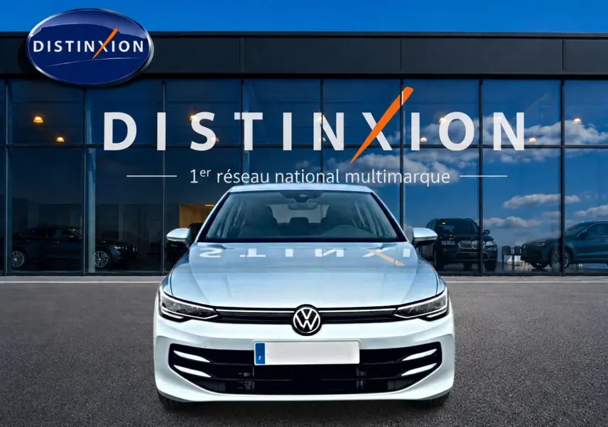 Volkswagen Golf 1.5 ETSI Evo2 bleu glacier vue de face devant une vitrine avec logo Distinxion.