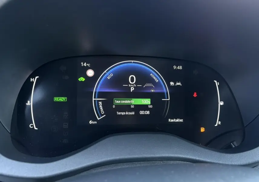 Tableau de bord numérique de la Toyota Yaris Hybride 2025 affichant vitesse, température et indicateurs de conduite EV.