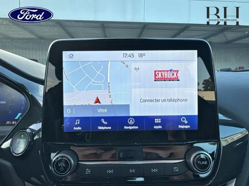 Écran tactile central du Ford Puma 2021 affichant la navigation et options multimédia en intérieur noir.