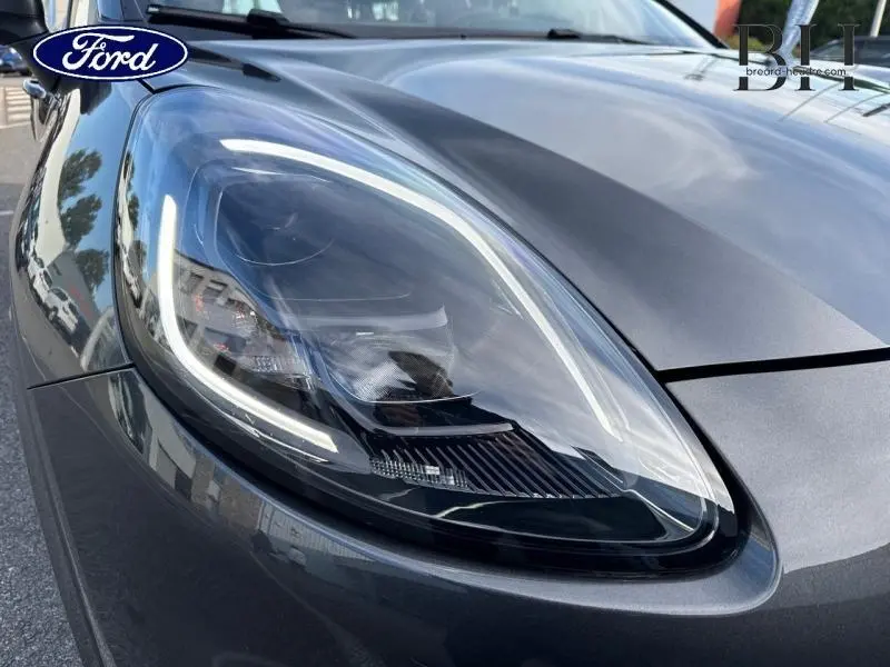 Gros plan sur le phare avant gauche du Ford Puma 1.0 EcoBoost gris métallisé avec éclairage LED distinctif.