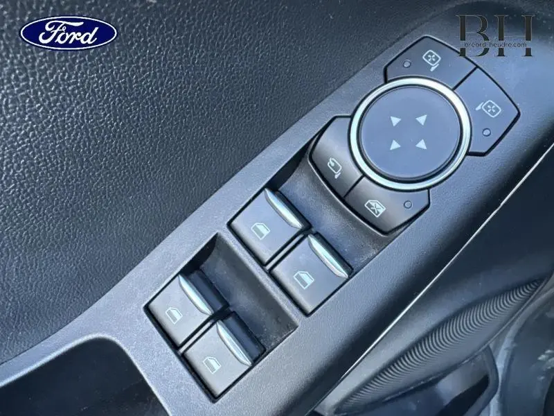 Commande des vitres et réglages des rétroviseurs côté conducteur du Ford Puma gris Fashion Gris Magnetic Métallisée 2021.