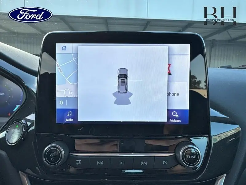 Écran tactile central du Ford Puma 2021 affichant la vue supérieure du véhicule avec capteurs de proximité.