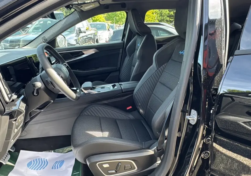 Intérieur côté conducteur du Renault Austral New 200 Esprit Alpine noir étoilé, sièges sport semi-alcantara avec logo Alpine bleu.