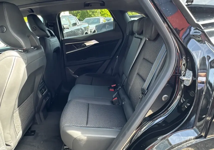 Vue côté droit de l’habitacle arrière du Renault Austral New 200 Esprit Alpine noir étoilé avec sellerie semi-alcantara.