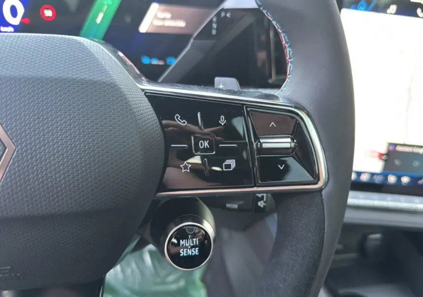 Gros plan sur le volant cuir multifonctions du Renault Austral New 200 Esprit Alpine, avec bouton Multi Sense visible.
