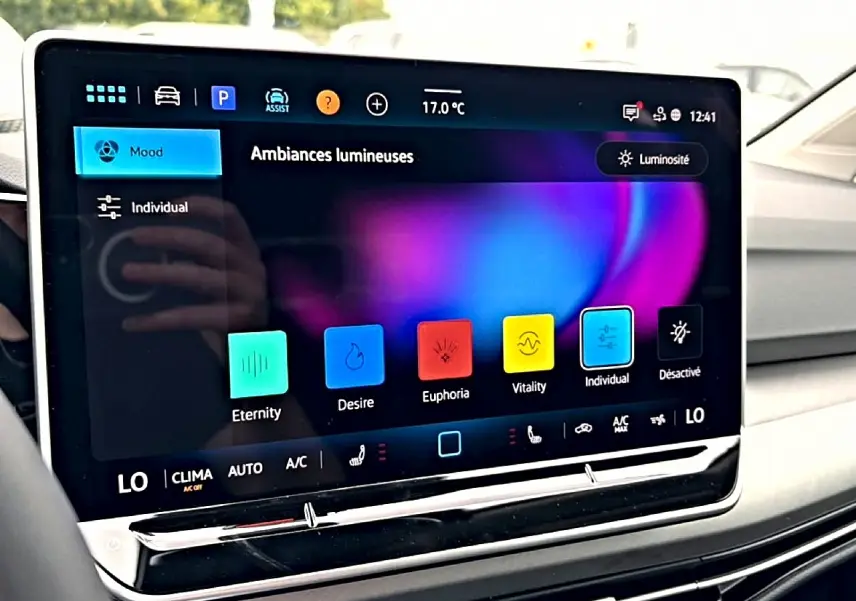 Écran tactile central de la Volkswagen Golf 1.5 ETSI Evo2 116 Life 2026 montrant les options d'ambiances lumineuses colorées.