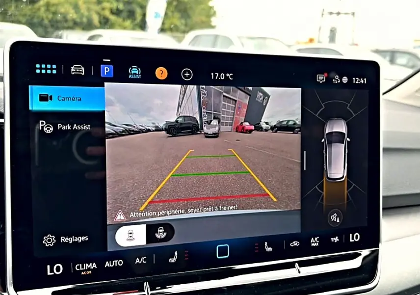 Écran tactile intérieur montrant la caméra de recul et l’assistance au stationnement de la Volkswagen Golf 2026.