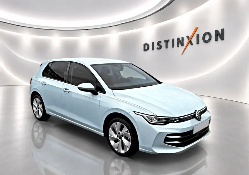 Volkswagen Golf 1.5 ETSI Evo2 bleu glacier en 3/4 avant droit dans un showroom lumineux avec logo Distinxion.