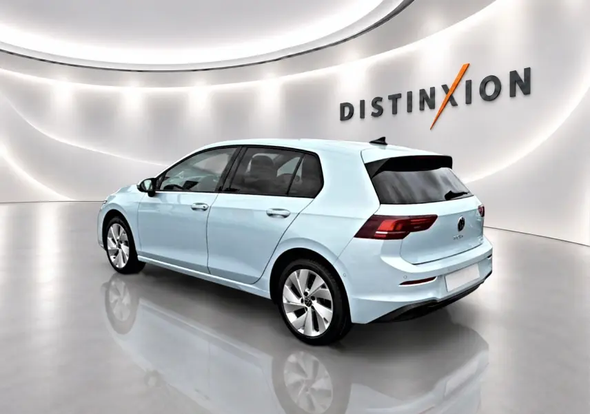 Volkswagen Golf 1.5 etsi evo2 bleu glacier vue 3/4 arrière droit en intérieur avec jantes alu 17 pouces.