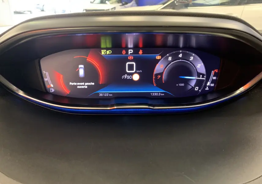 Tableau de bord numérique du Peugeot 3008 PureTech 130 Allure Pack, affichant la navigation et compteurs kilométriques.