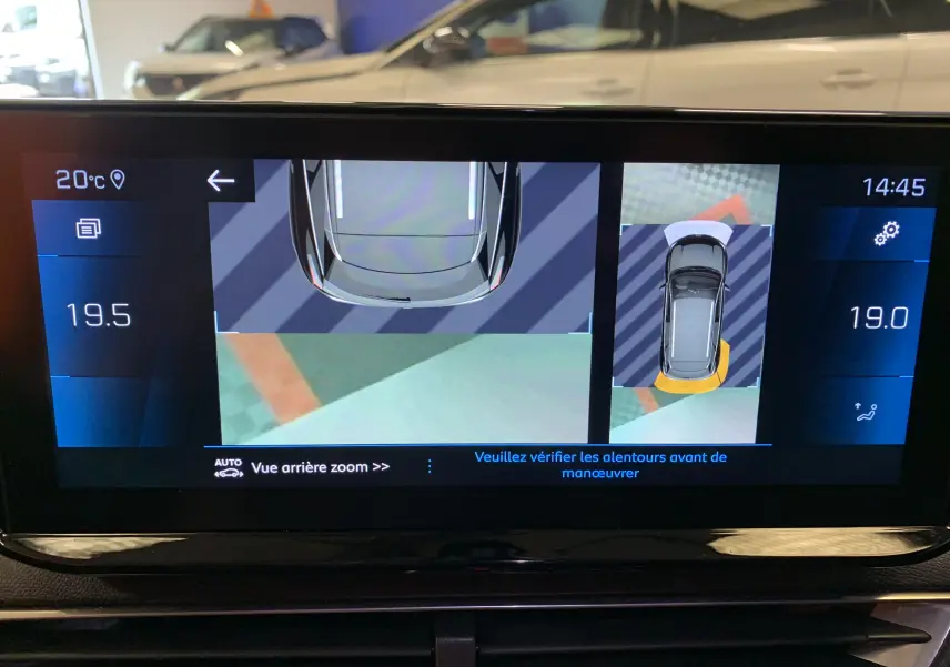 Affichage de la caméra de recul et vue 360° sur l'écran multimédia du Peugeot 3008 bleu Célèbes en intérieur showroom.