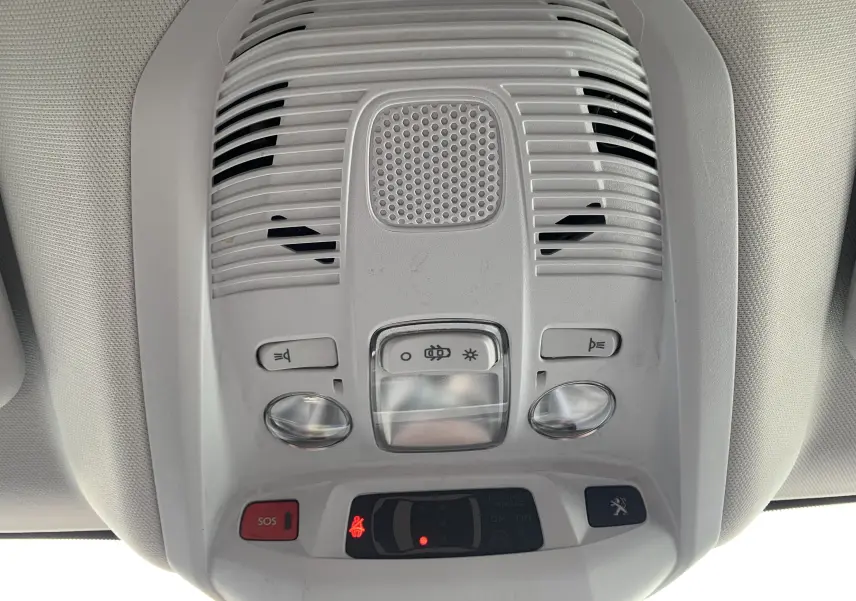 Vue en gros plan du plafonnier blanc avec commandes d'éclairage et bouton SOS dans un Peugeot 3008 Bleu Célèbes 2020