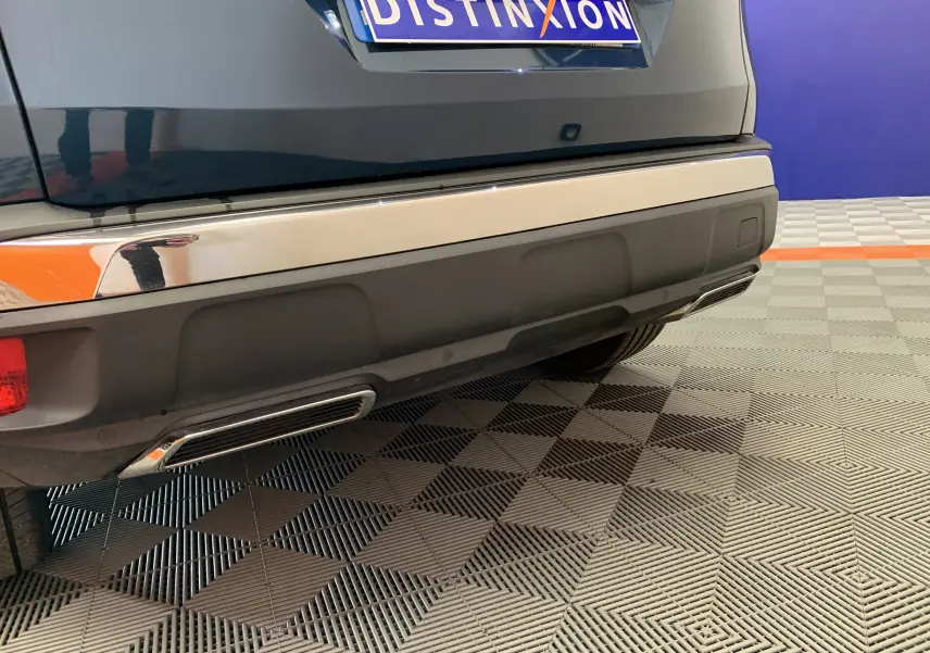 Gros plan sur le pare-chocs arrière bleu Célèbes du Peugeot 3008 avec sorties d’échappement chromées et plaque Distinxion.