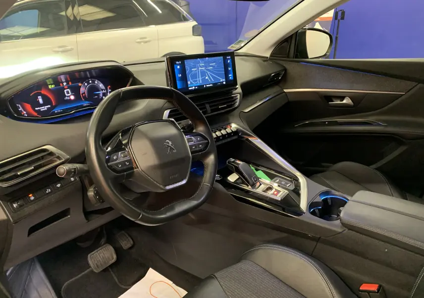Intérieur avant droit du Peugeot 3008 bleu Célèbes 2020, sièges cuir et tissu avec tableau de bord moderne et écran tactile.