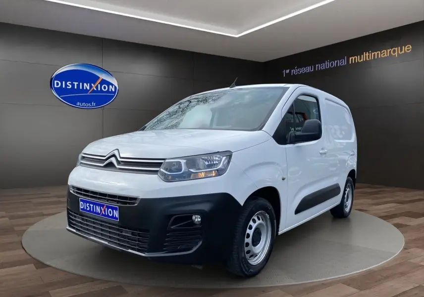 Citroën Berlingo blanc vu en 3/4 avant droit, utilitaire compact avec pare-chocs noirs et jantes acier simples.