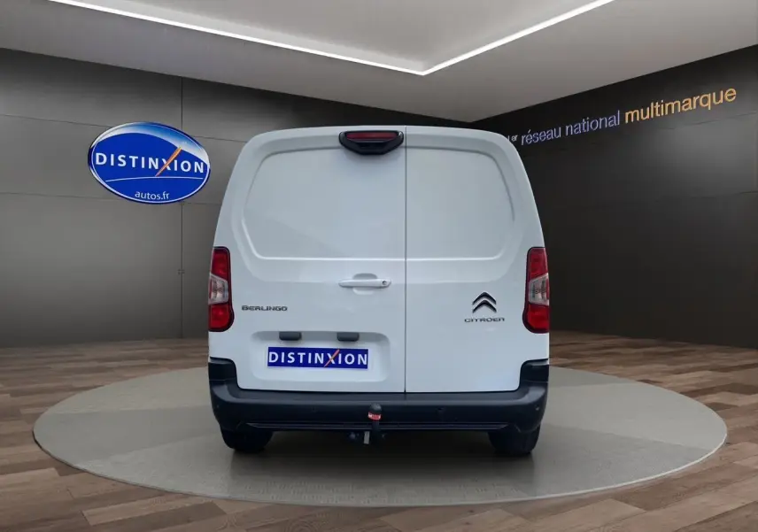 Vue arrière d'un Citroën Berlingo blanc 2019 avec hayon double et attelage visible en intérieur showroom.