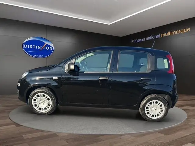 Profil côté gauche d'une Fiat Panda noire 2025, compacte et cinq portes, sur fond intérieur showroom.