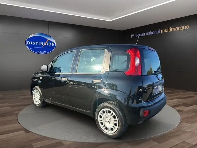 Vue 3/4 arrière droite d'une FIAT Panda noire 2025, compacte 5 portes avec feux arrière verticaux et jantes argentées.