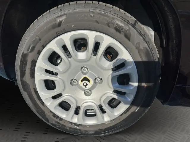 Gros plan sur la roue avant droite de la Fiat Panda noire 2025, mettant en valeur la jante en alliage et le pneu.