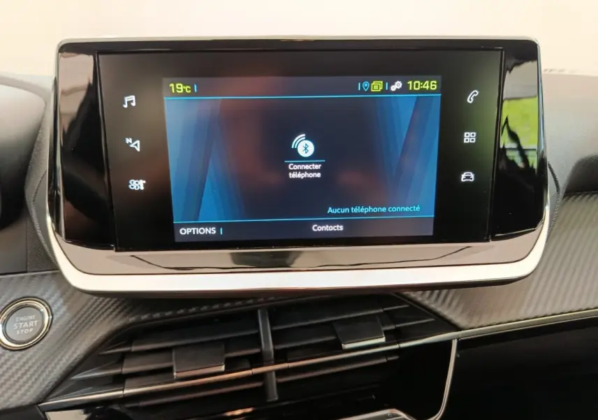 Écran tactile central du tableau de bord de la Peugeot 208 électrique Active Business R, affichage Bluetooth.