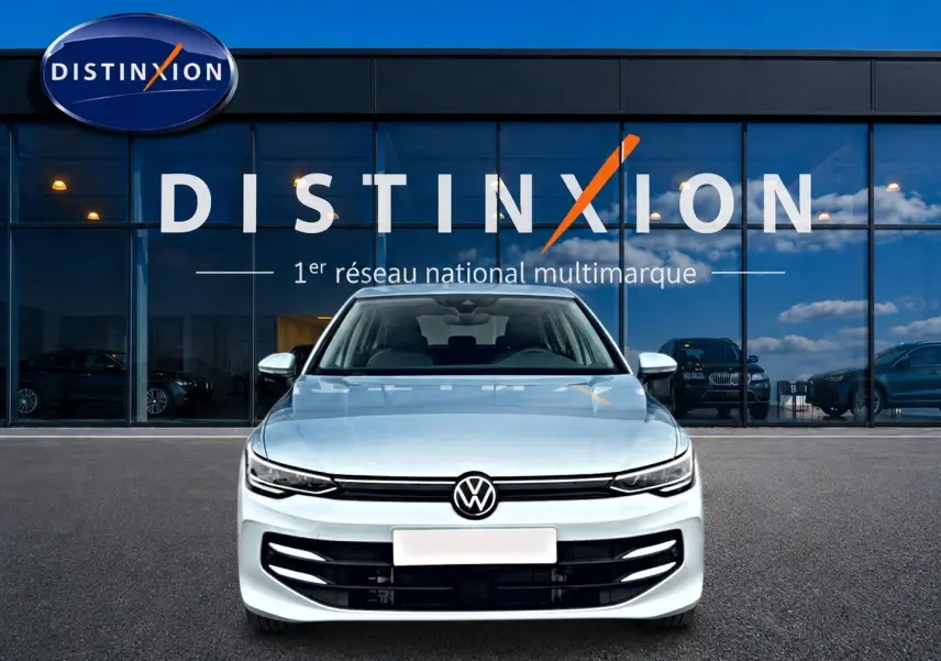 Vue frontale d'une Volkswagen Golf 1.5 etsi evo2 116 life dsg7 bleu glacier, avec calandre noire et logo VW centré.