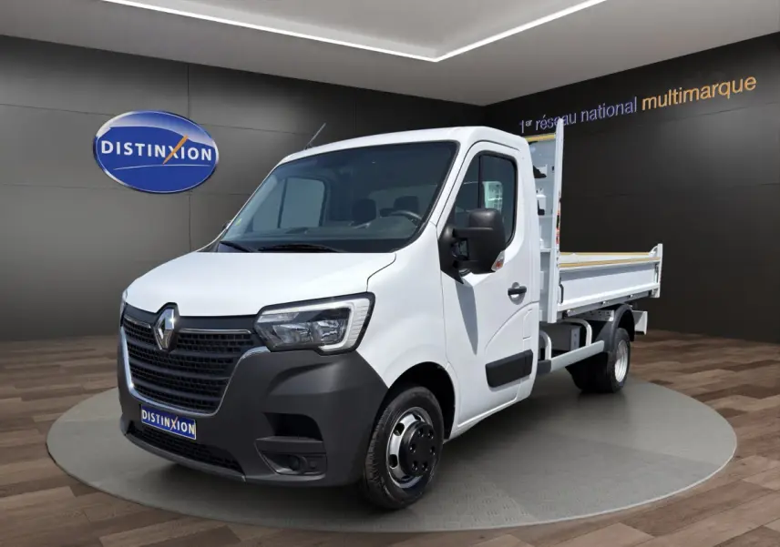 Renault Master benne blanc vu en 3/4 avant droit, avec calandre noire et jantes acier noires.