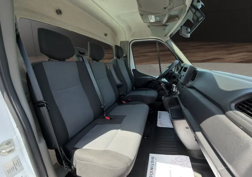 Vue intérieure côté droit du Renault Master 2024 blanc, montrant la banquette avant et le tableau de bord.
