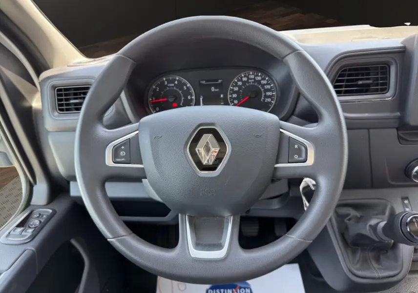 Vue rapprochée du volant noir et du tableau de bord du Renault Master 2024 avec levier de vitesse manuel visible.