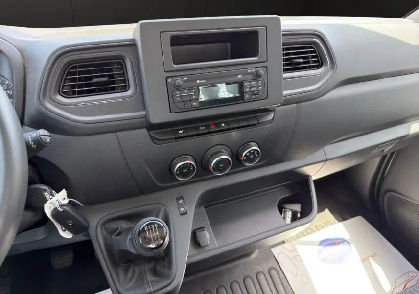 Vue intérieure du tableau de bord du Renault Master 2024, avec commande de boîte manuelle et console centrale noire.