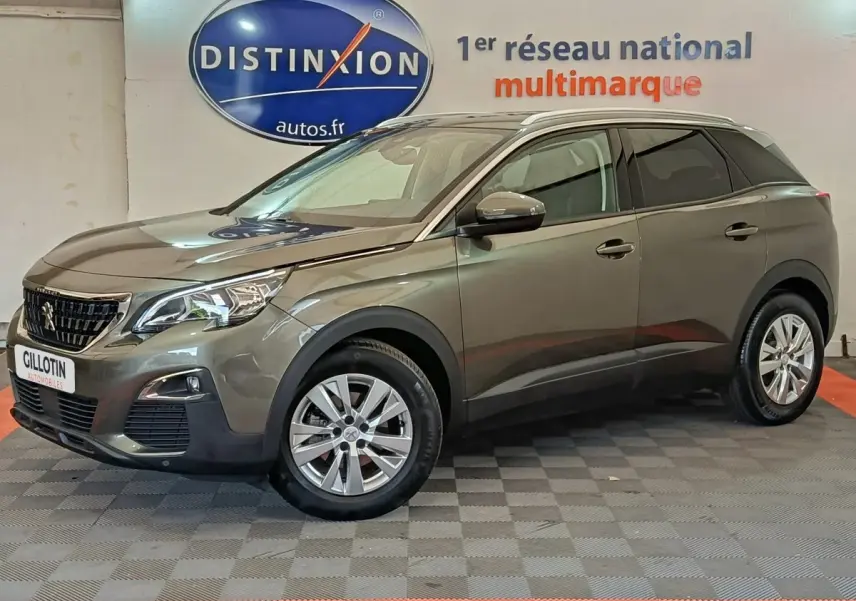 Peugeot 3008 gris foncé vue de profil côté droit en intérieur avec logo Distinxion en arrière-plan.