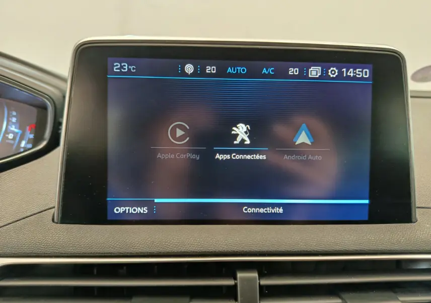 Écran tactile central du tableau de bord du Peugeot 3008 gris foncé affichant Apple CarPlay et Android Auto.