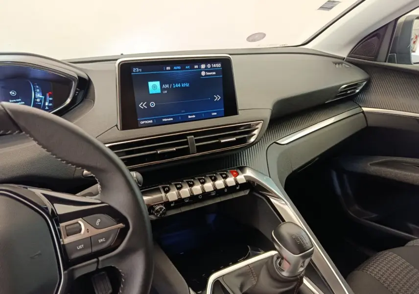 Intérieur du Peugeot 3008 Puretech 130 S&S Active Business 2020, vue côté conducteur sur tableau de bord et écran tactile central.