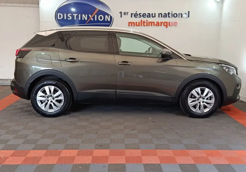Profil droit d'un Peugeot 3008 gris foncé 2020, version Puretech 130 S&S Active Business, en intérieur showroom.
