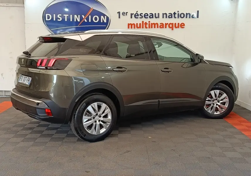 Peugeot 3008 gris foncé vue de profil côté gauche, avec feux arrière à LED et jantes alliage visibles.