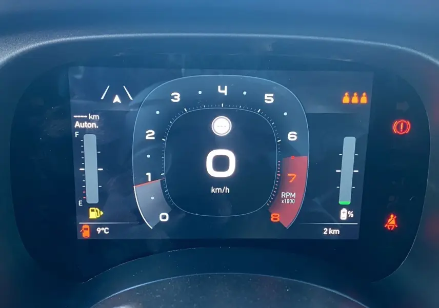 Tableau de bord numérique de la Fiat Panda noire 2025, affichant 0 km/h et indicateurs de sécurité actifs.