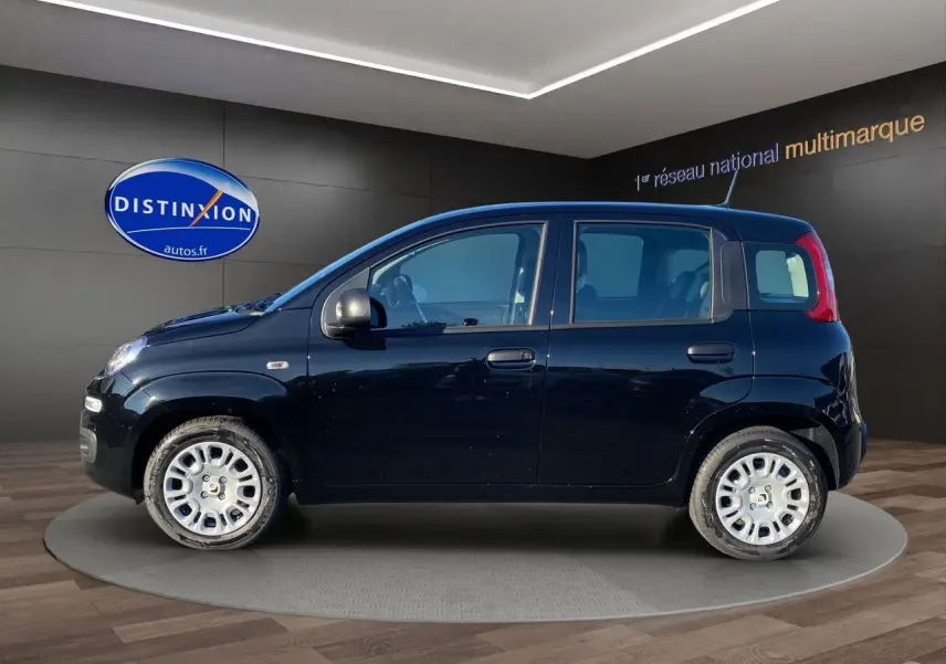 Profil côté gauche d'une Fiat Panda noire 2025, compacte et cinq portes, en présentation showroom intérieur.