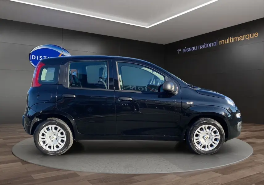 Profil côté gauche d'une FIAT Panda noire 2025 5 portes, avec jantes argentées et rétroviseurs gris métallisé.